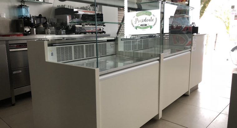 Vitrine para exposição de bebidas e bolos( frio estático )