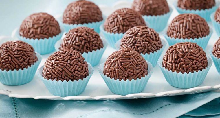 Docinhos Brasileiros – Brigadeiros de Chocolate e de Coco Deliciosos